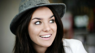 Woman hat smile face eyes - black hat free wallpaper