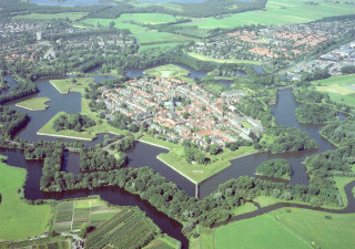 City river bridge green field - a large city free wallpaper