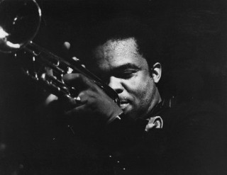 Man playing trumpet black white - photo of him free wallpaper