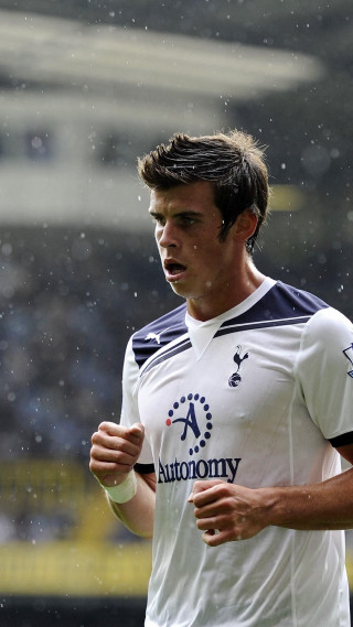 Man rain soccer blue white - the rain free wallpaper for mobile