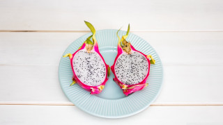 Dragon fruit halved plate wood - a white table top free wallpaper
