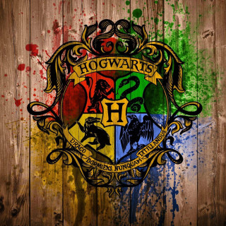 Hogwarts crest painted wooden wall - grungy free wallpaper for tablet