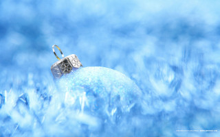 Ring blue ball snow blurry - a macro photograph free wallpaper