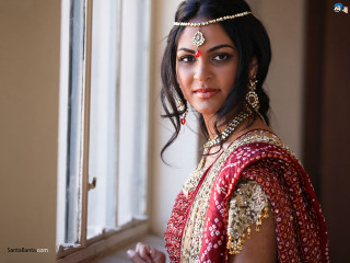 Woman red gold outfit window - outfit free wallpaper