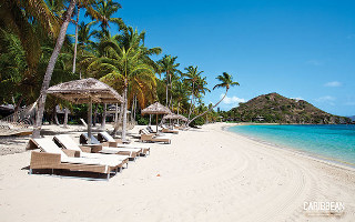 Beach loungers umbrella mountain palm - free beach wallpaper