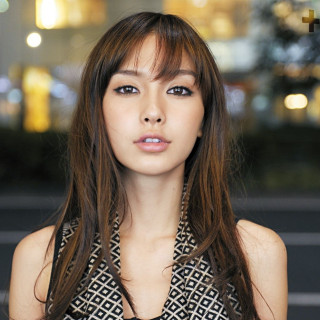 Woman longhair blackwhitedress cityscape portrait - a cityscape free wallpaper for tablet