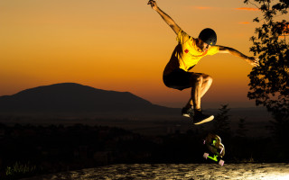 Man flying skateboard sunset park - artur grottger free wallpaper