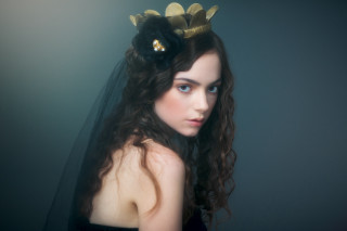 Woman veil tiara posing picture - crown free wallpaper