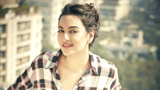 Woman city skyline cell phone - her hand and a city in the background free wallpaper