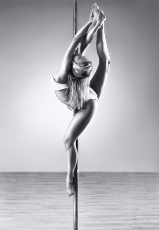 Woman bikini pole dance beach - dynamic free wallpaper for mobile