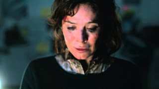 Woman cell phone dark background - a light shining free wallpaper