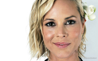 Woman flower hair necklace image - her hair and a necklace free wallpaper