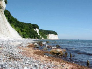 Rocky beach cliff background water - a rocky beach free wallpaper