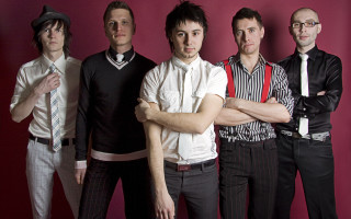 Men group red wall arms - a red wall free wallpaper