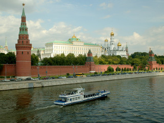 Boat river large building spire 2 - a spire free wallpaper