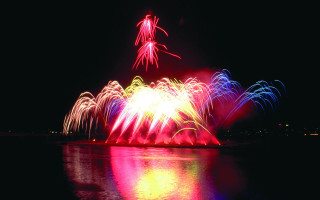 Fireworks night sky water reflections - kinetic free wallpaper