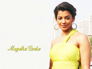 Woman yellow dress city background - a yellow dress free wallpaper