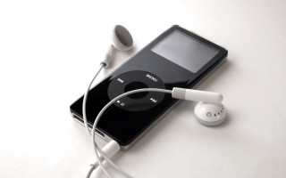 Ipod headphone earbuds tabletop white - free technology wallpaper