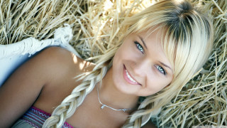 Blond woman hay pile smile - hay next free wallpaper
