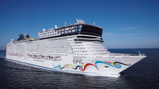 Cruise ship ocean people blue - kitsch movement free wallpaper