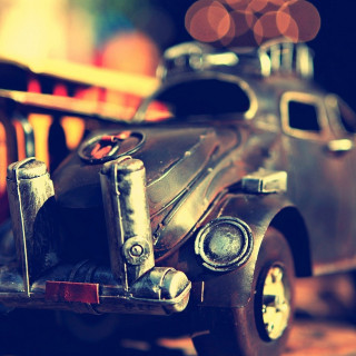 Toy car table blurry background - free retro wallpaper for tablet