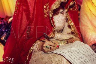 Woman red outfit writing paper - a pen free wallpaper