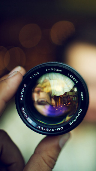 Person holding camera lens blurry - new objectivity free wallpaper for mobile