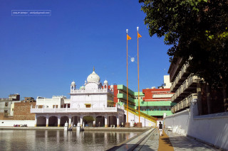 White building yellow flag water - a white building free wallpaper