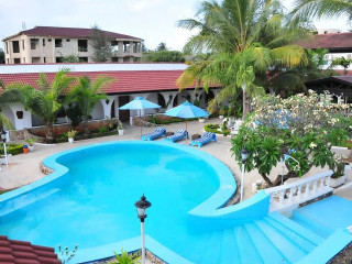 Large swimming pool chairs umbrellas - a large swimming pool free wallpaper