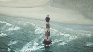 Lighthouse ocean waves blurry sky - blurry free wallpaper