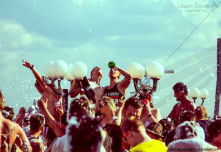 Crowd people man woman bottle - his hand and a woman holding free wallpaper for desktop