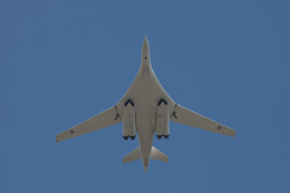 Large jetliner blue sky landing 4 - the bottom of the plane free wallpaper