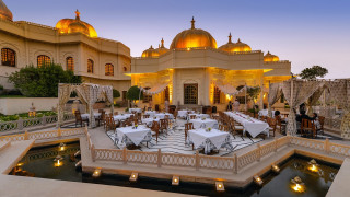 Golden domes fountain outdoor dining - table free wallpaper for desktop