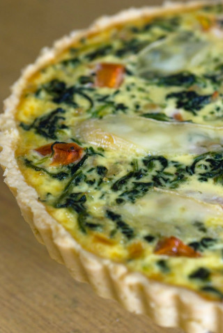 Quiche cheese spinach wooden table - de hirsh margule free wallpaper for mobile