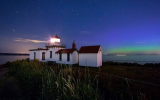 Lighthouse green light night stars - a green light free wallpaper