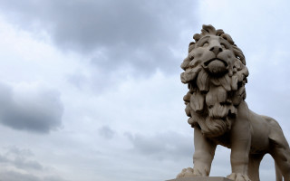 Lion statue sky background clouds - a sky background behind free wallpaper