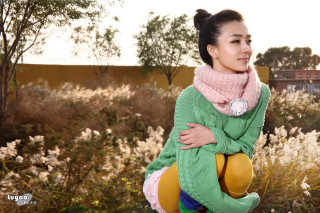 Woman green sweater pink scarf - a green sweater free wallpaper