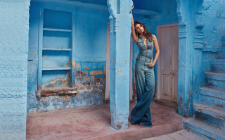 Woman doorway bluebuilding ladder blue - a blue building free wallpaper