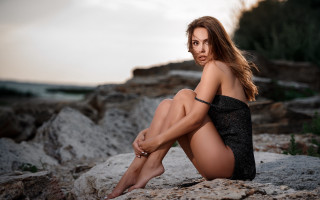 Woman sitting rock brown hair - figurative art free wallpaper