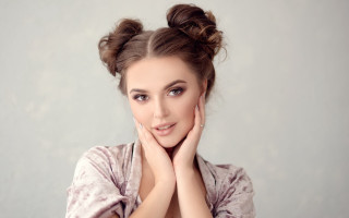 Woman rococo portrait browneyes brownhair - her chin free wallpaper