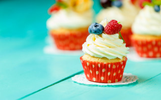 Cupcake berries white frosting doily - a blue table free wallpaper