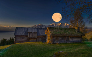 Cabin green roof fullmoon mountains - a cabin free wallpaper