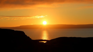 Sunset mountain water lake horizon - a sunset over a body of water free wallpaper