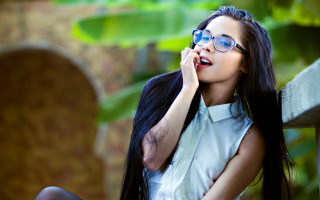 Woman glasses cellphone bench outdoor - fashion photography free wallpaper