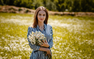 Woman flower field smiling portrait - anna hotchkis free wallpaper for desktop