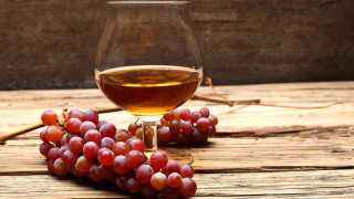Wine grapes stilllife wooden background - a wooden plank free wallpaper