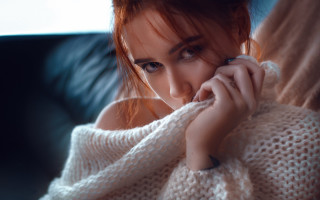 Redhair woman couch piercingeyes portrait - piercing eye free wallpaper