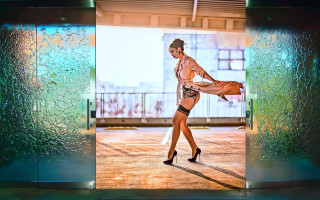 Woman skirt heels building glass - a short skirt and heels free wallpaper