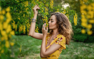 Yellow dress woman cellphone flower - her ear free wallpaper