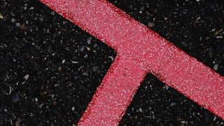 Red arrow gravel black background - small white dot free wallpaper